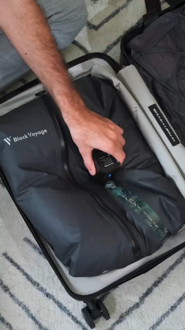 【hermetic × NUBIAN】 travel bag Amazon.com: Black Voyage Reusable Vacuum Compression Travel Bag